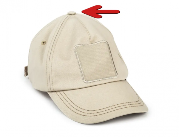 Topi dengan Aksen Kancing di Tengah